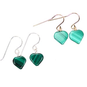 Peut inclure: Une paire de boucles d'oreilles en forme de c&oelig;ur en malachite verte avec des crochets en argent et en or.