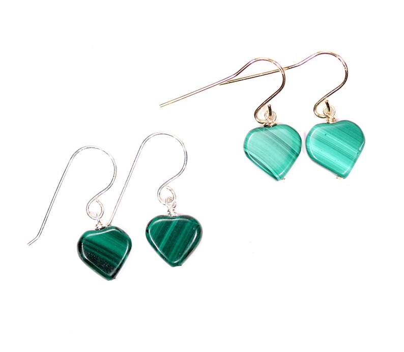 Peut inclure: Une paire de boucles d'oreilles en forme de c&oelig;ur en malachite verte avec des crochets en argent et en or.