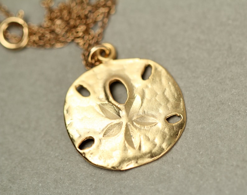 Halsband med guldsanddollar - fint halsband - en nätt guldsanddollar som hänger från en kedja i 14 karat guld med vermeil-motiv bild 5
