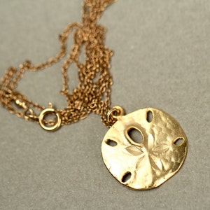 Halsband med guldsanddollar - fint halsband - en nätt guldsanddollar som hänger från en kedja i 14 karat guld med vermeil-motiv bild 2