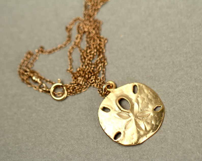 Halsband med guldsanddollar - fint halsband - en nätt guldsanddollar som hänger från en kedja i 14 karat guld med vermeil-motiv bild 2