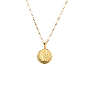 Collar de flor de loto, colgante de loto dorado, collar de yoga, flor de loto estampada, collar de disco, joyería de flores, cadena rellena de oro de 14k