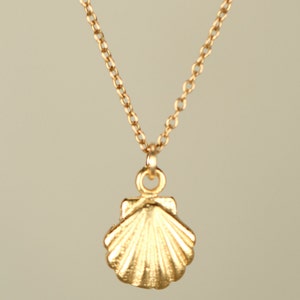 Gold shell necklace tiny shell necklace sea shell necklace a tiny gold sea shell on a 14k gold vermeil chain zdjęcie 5