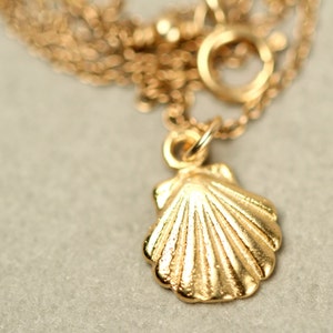 Gold shell necklace tiny shell necklace sea shell necklace a tiny gold sea shell on a 14k gold vermeil chain zdjęcie 3
