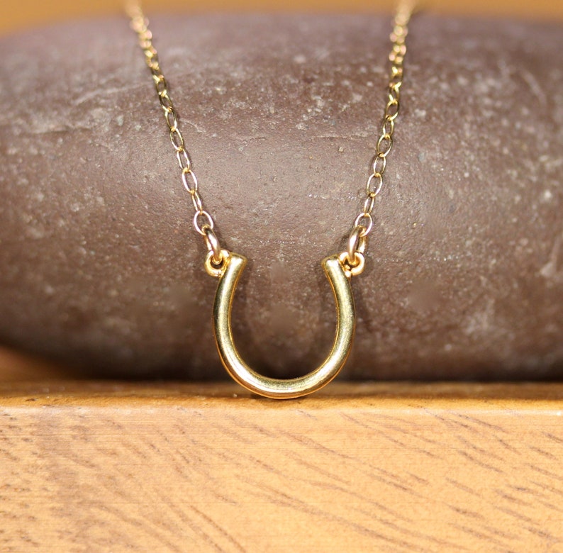 Guldhästskohalsband, lyckohalsband, lyckoberlock, lager-på-lager-smycken, liten guldhästsko, fint hänge, 14k guld vermeilkedja bild 1