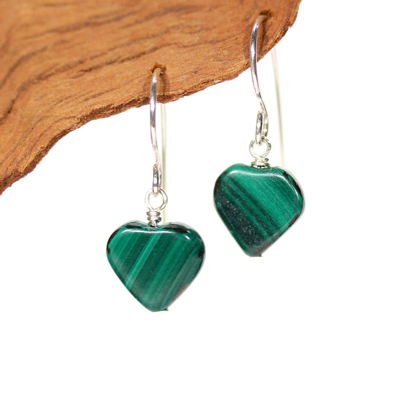 Peut inclure: Une paire de boucles d'oreilles en argent en forme de c&oelig;ur avec des pierres de malachite vertes.
