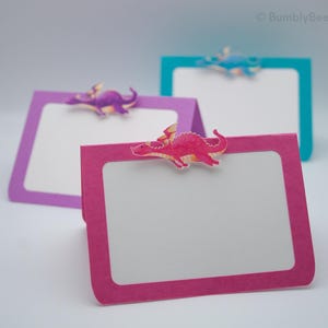 Drachen-Tischkarte | Drache Geburtstag | Drachen Geschenk | Alle Drachen rufen | Mythischer Drache Geburtstag, Drachenmeister (Pink/Lila/Türkis)