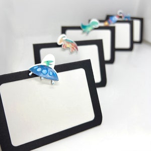Tarjetas de lugar con diseño de dinosaurios espaciales, cumpleaños de otro mundo, cumpleaños de T-Rex, pancarta de cumpleaños espacial, dinosaurio espacial, Two The Moon (10 unidades)