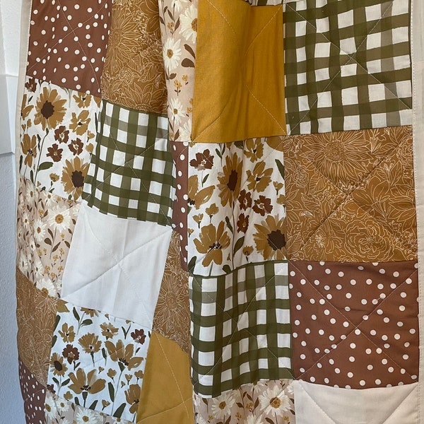 Handgjord blommig spjälsängsquilt: Boho solrosflicksängkläder