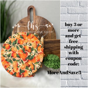 Puede incluir: Cubiertas de alimentos de tela con estampado de cítricos naranja sobre una tabla de cortar de madera. El texto "ths LITTLE HOMEMADE SHOP" es visible. Compra 3 o más artículos y obtén envío gratuito con el código de cupón: MoreAndSave3.