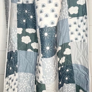 Blue Rainbow Baby Quilt: Moderne Kinderbettwäsche