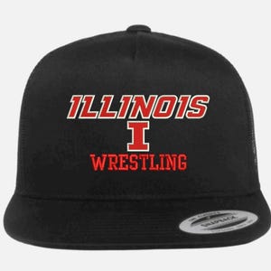 Op de afbeelding: Zwarte snapback pet met de tekst "ILLINOIS" in wit met rode rand, een rode "I" en het woord "WRESTLING" in rood. De pet heeft een mesh achterkant en een gebogen klep. De pet is een snapback stijl.