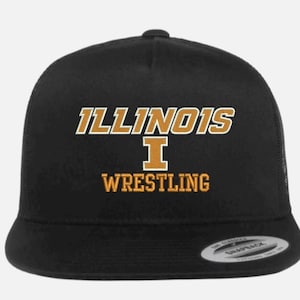 Op de afbeelding: Zwarte snapback cap met het woord "ILLINOIS" in oranje blokletters met een witte omlijning. Daaronder de oranje letter "I" en het woord "WRESTLING" in oranje blokletters. De cap heeft een mesh achterkant en een gebogen klep.