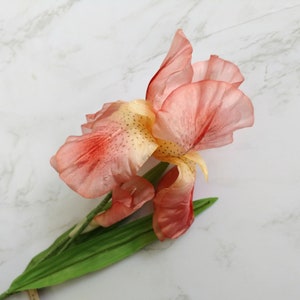 Bonitas flores vintage de seda con tonos rosa polvoriento de iris y capullos de Alemania, detalles pintados a mano para flores, sombreros y ramos.
