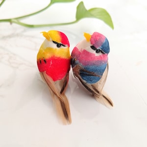 2 miniature 2-1/4" foam birds with feathers on clip for home and garden decorations, hats, floral arrangements, crafts