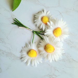 6 Hübsche vintage off white Daisies aus Japan für Hochzeiten, Blumenarrangements, Mützen, Kostüme, Millinery