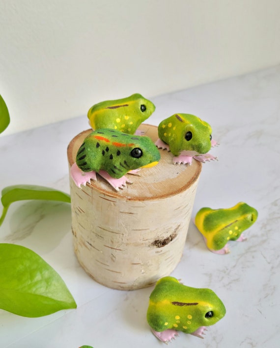 12 Super Cute Green Mushroom Small Frogs , Artificial Frogs