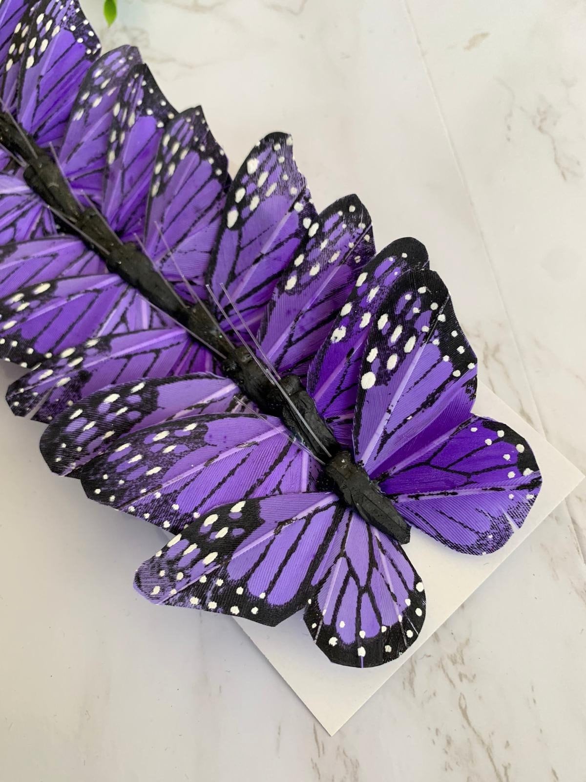 Juego de 12 mariposas de plumas monarca con purpurina en alambre para  arreglos florales y decoraciones de bricolaje (negro, blanco/dorado)