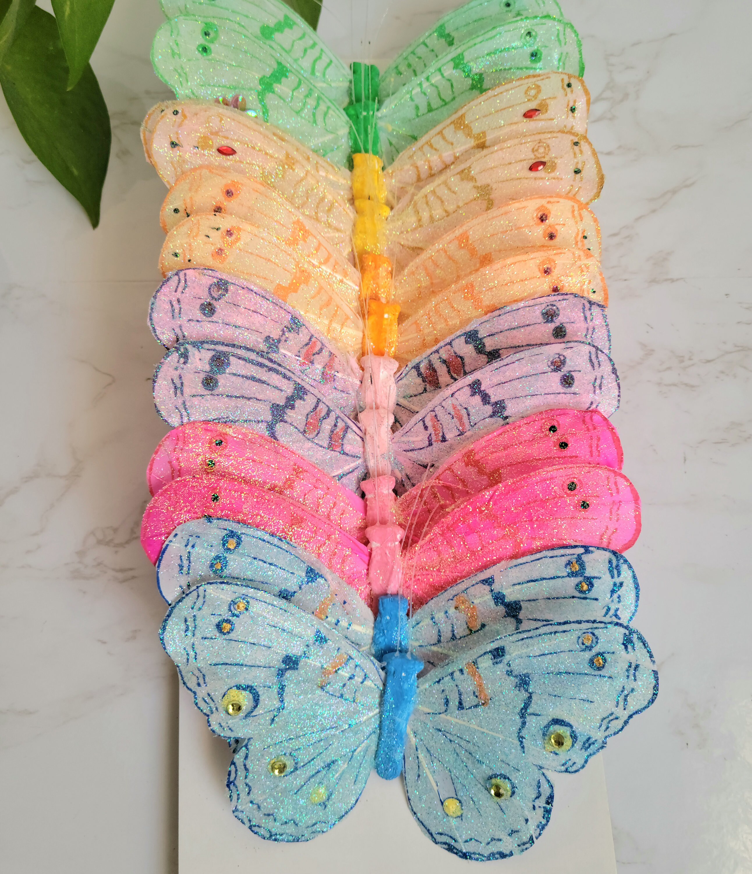 Feder-Schmetterlinge Bastelset – 12 Stück In 6 Farben, Mit Draht Für Deko & Blumenarrangements