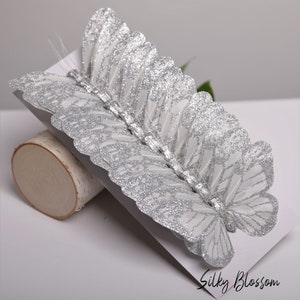 12 mariposas de plumas de brillo plateado/gris de 5", decoraciones de boda, decoración del jardín del hogar con acentos florales, adorno de pastel, ramo de novia