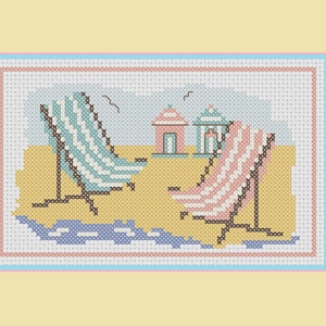 Può includere: Schema di punto croce di due sedie a sdraio a righe su una spiaggia di sabbia gialla con due piccole capanne da spiaggia rosa e bianche sullo sfondo. Le sedie a sdraio si fronteggiano e l'oceano è rappresentato da un'onda blu e bianca.