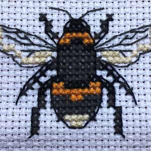 Bee Mini: a miniature cross stitch pattern