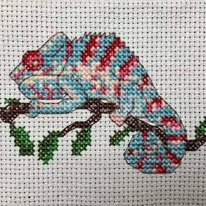 Chameleon Mini: a miniature cross stitch pattern