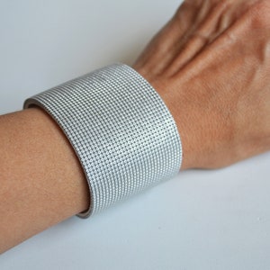 Boho Armband, Lederarmband für Frauen, Silber Leder Manschette, Breite Ledermanschette, Statement Armband