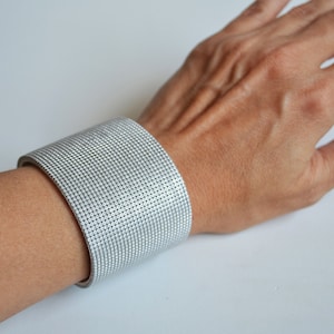 Breites Manschettenarmband, Ledermanschette für Frauen, Silber Lederarmband, Große Handgelenksmanschette