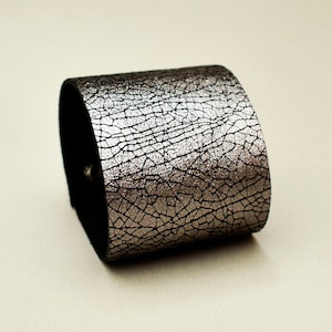 Breites Manschettenarmband für Frauen, Silber Lederarmband, Cracked Leder Manschette, Statement Armband