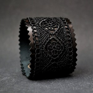 Breites Manschettenarmband für Frauen, Leder Manschettenarmband, Schwarzes Spitzenarmband, Boho Armband