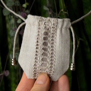 Bestickte Stofftasche Kristallbeutel Halskette Heilstein Medizin Tasche Tiny Amuletthalter Halstasche Kordelzug Festival Geldbeutel
