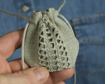 Collar con amuleto de lino bordado a mano: bolsa de cristal