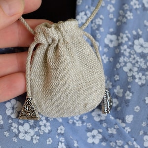 Mini linnepåse med hänge: Bärbar medicinpåse med dragsko / Fodrad / 2 tum / 5 x 6 cm / Havregrynsbeige / Rund