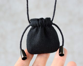 Collar con amuleto protector: Mini bolsita con cordón para el cuello, bolsa de lino negro para medicinas, 5 x 5 cm / Cuadrado redondeado / Forrada