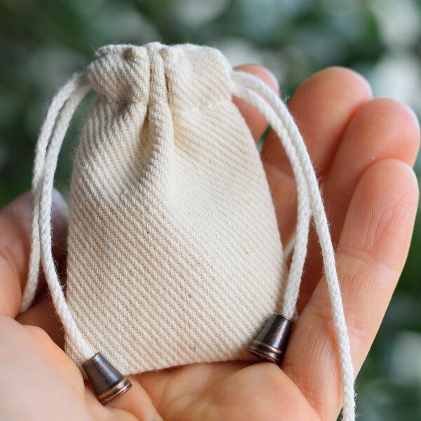 Pequeña bolsa de cuello de algodón Bolsa de amuleto bolsa de collar con correa ajustable para el cuello 2 x 2,5 pulgadas Bolsa de hechizo vacía Bolsa de alijo de soporte de cristal