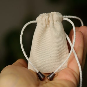Pochette pour collier en coton écru avec tour de cou réglable 2 x 2,5 pouces Sac à pharmacie en cristal végétalien / Sac à bandoulière en lin noir