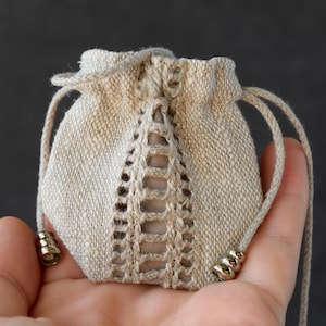 Collar con bolsa de cristal de lino bordado: porta amuletos, bolsa de medicinas, 2,5 x 2,5 pulgadas / 2,5 x 3 pulgadas