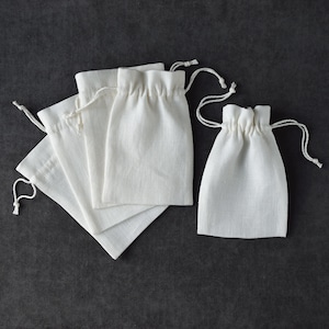 Hållbara linnepåsar med dragsko: Set med 6 bröllopspresentpåsar / 10 x 13 cm