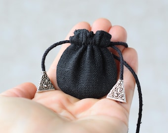 Collar de lino con bolsa para medicinas: bolsa con cordón para cristales, monedas y amuletos de protección, 6 x 6 cm, redonda y forrada.