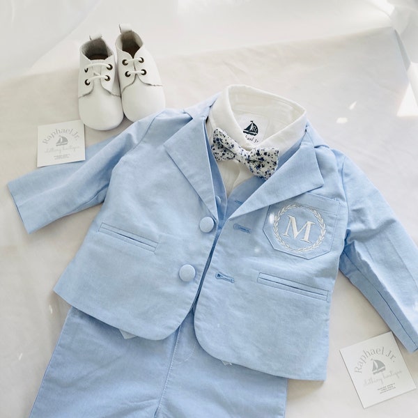 Traje completo para niño con pantalón corto azul celeste, chaleco, pajarita, camisa de lino blanca, tirantes y chaqueta, gorra y zapatos opcionales.