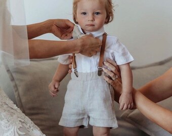 Conjunto de lino blanco y beige para niños con pantalones/shorts beige, camisa tipo mameluco, tirantes beige o tostado, pajarita y sombrero opcional, zapatos y bordado.