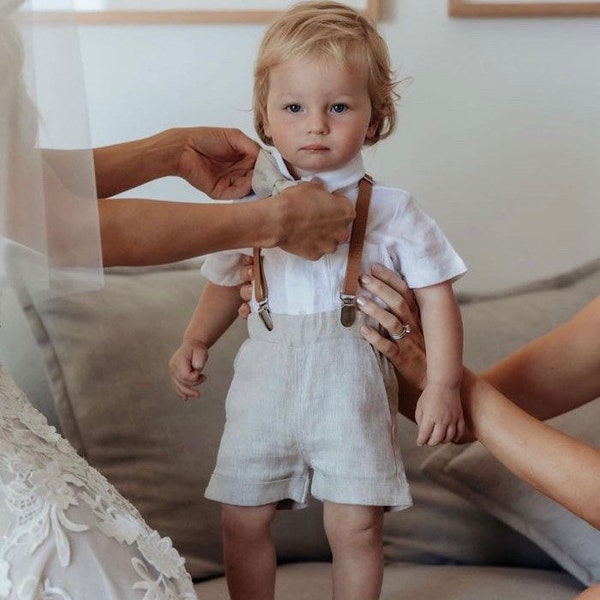 Conjunto de lino blanco y beige para niños con pantalones/shorts beige, camisa tipo mameluco, tirantes beige o tostado, pajarita y sombrero opcional, zapatos y bordado.