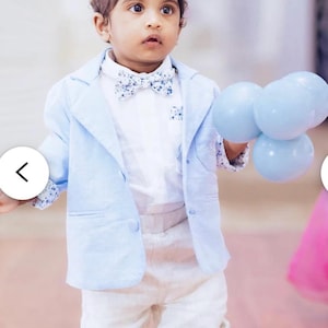 Jaqueta azul claro para meninos, camisa de linho branca, calças/shorts bege, suspensórios e gravata borboleta, roupa de batismo opcional, sapatos