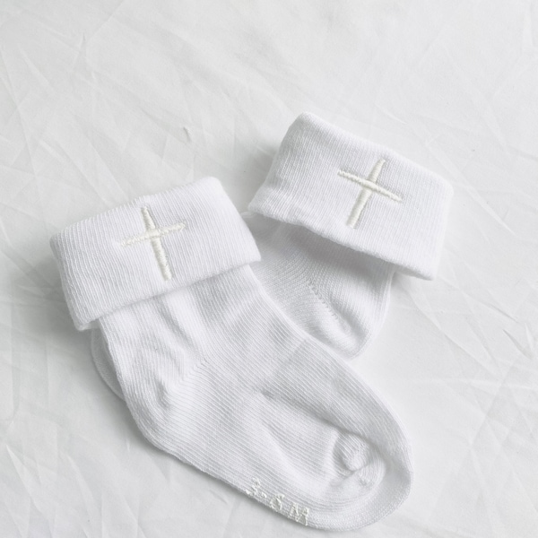 weiße Baumwoll Baby-Taufsocken mit Kreuzstickerei und auf Wunsch mit Name und Datum