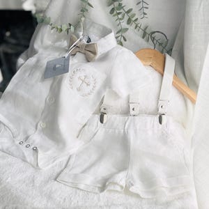 Jungen weiß Leinen Sommer-Taufanzug Set mit Hemd, Shorts, Hosenträger und Fliege, Wahl Schuhe, Stickerei, Mütze, Jacke, Hase.