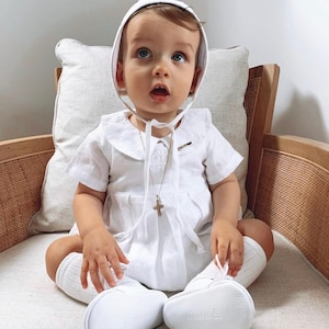 Leinen Tauf-Bubble-Rompers mit optionaler Bestickung und Zubehör wie Hut, Mütze, Schuhen