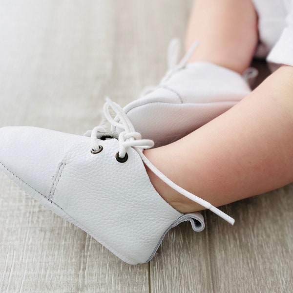 Chaussures de baptême pour bébés blanches en cuir véritable de 0-6 m à 2 ans.