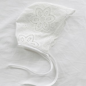 Bonnet/bonnet en broderie anglaise de dentelle blanche pour bébé pour baptême baptême image 1