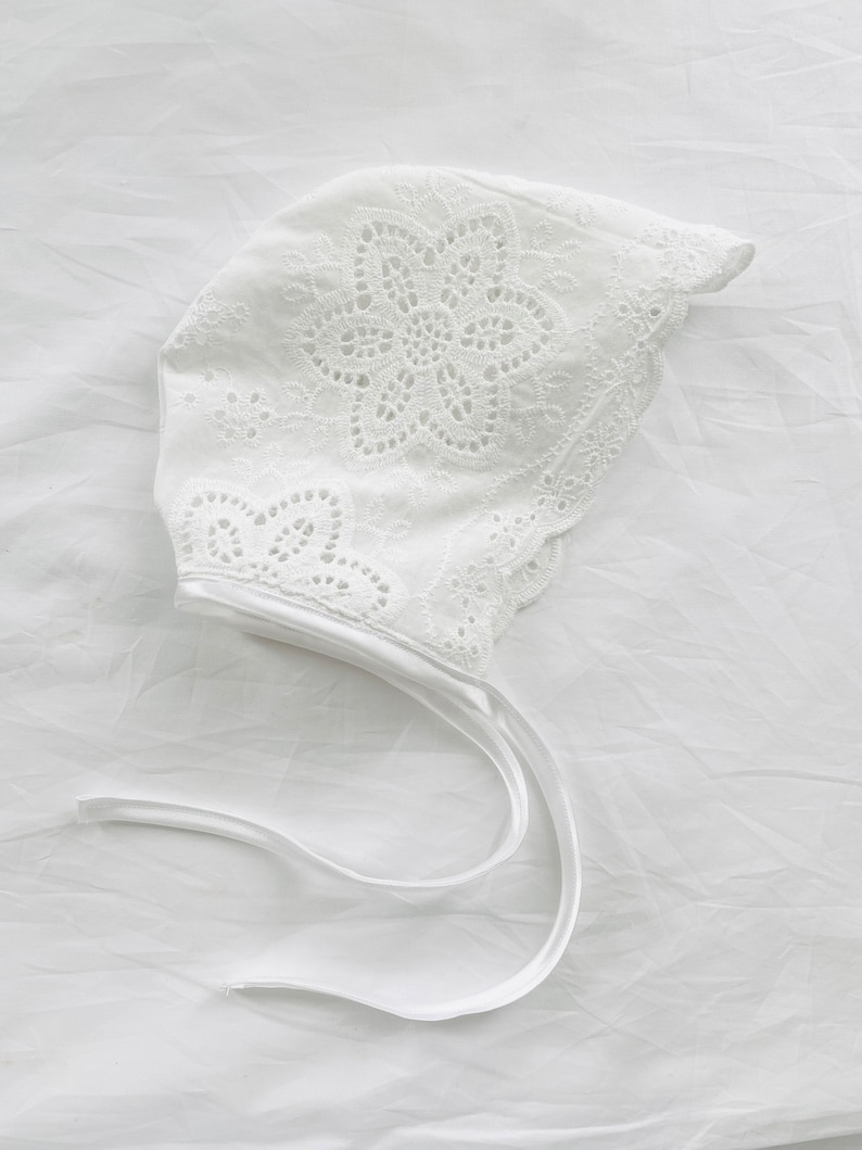 Bonnet/bonnet en broderie anglaise de dentelle blanche pour bébé pour baptême baptême image 1